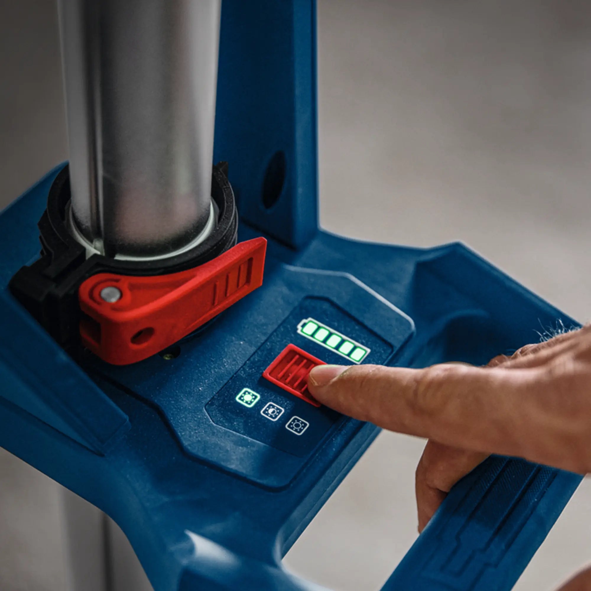 Leuchtturm auf der Baustelle Bosch GLT18V-5000 18V