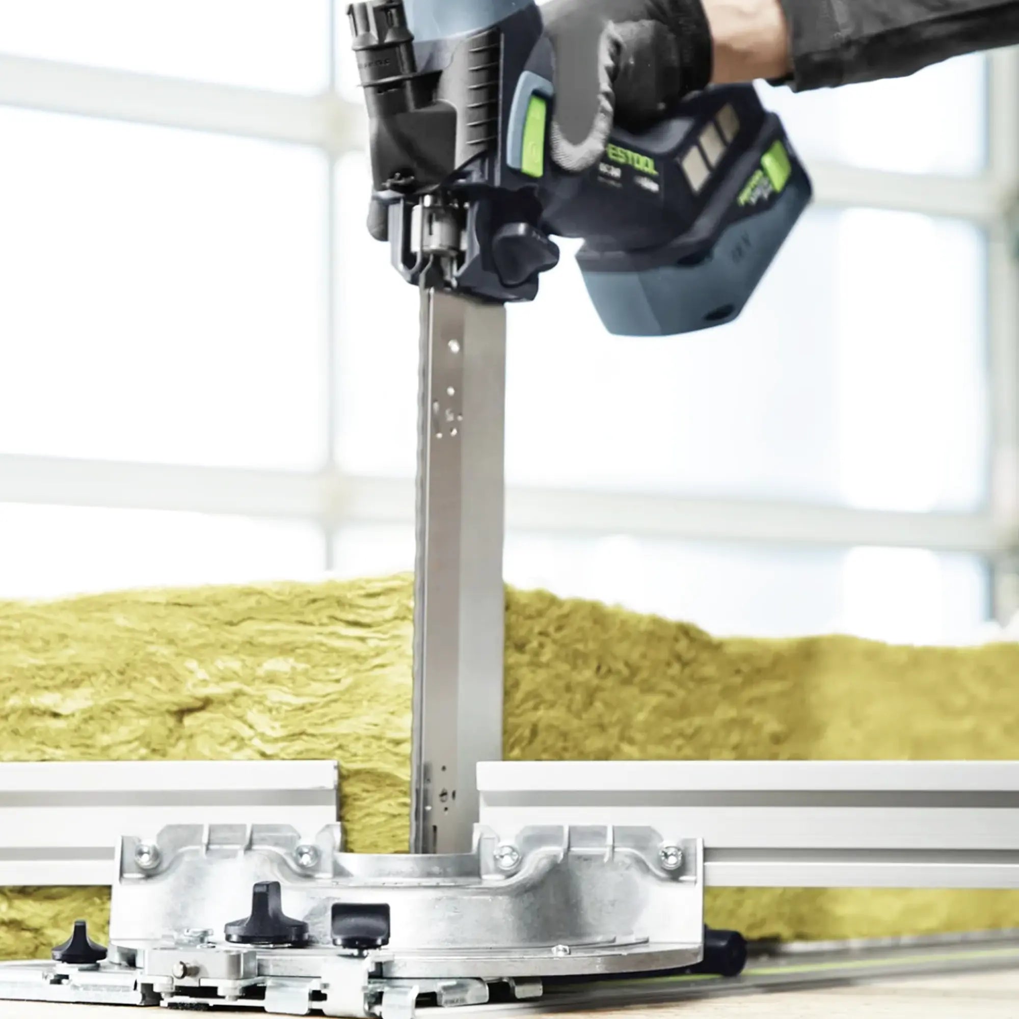 Akkubetriebene Säge Festool ISC 240 EB – Grundlagen für Isoliermaterialien