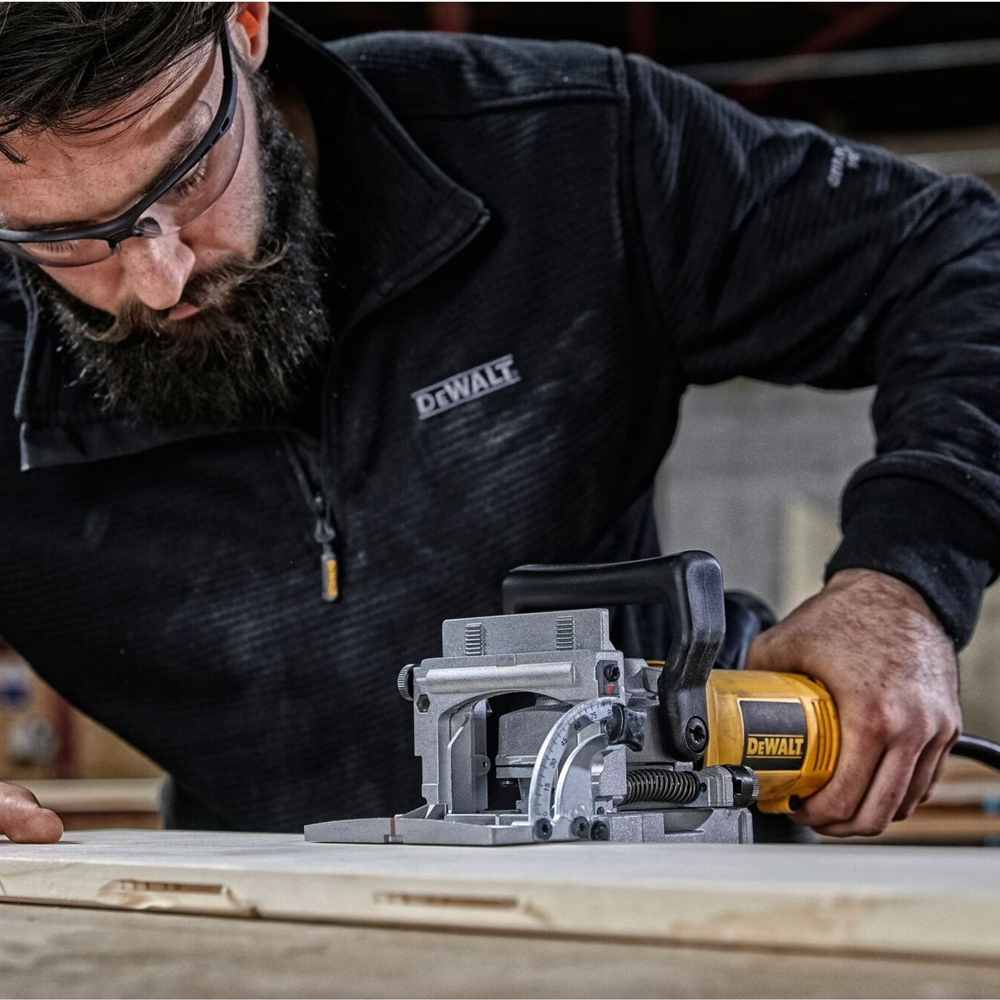 Fräsmaschine Dewalt DW682K-QS 600W