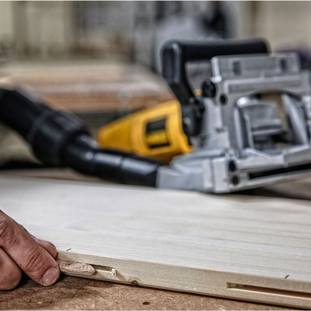Fräsmaschine Dewalt DW682K-QS 600W