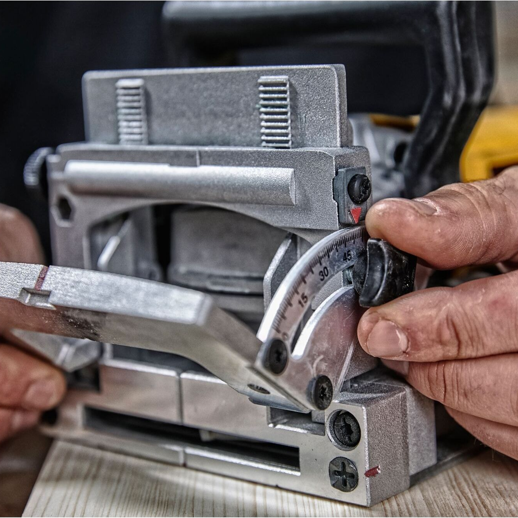 Fräsmaschine Dewalt DW682K-QS 600W